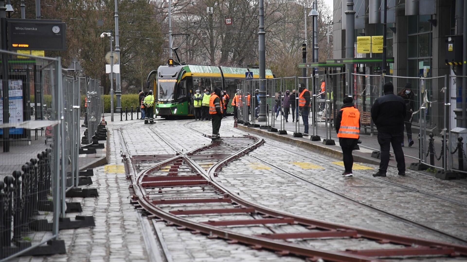 Zdjęcie z próbnego przejazdy tramwajów po nowym łuku