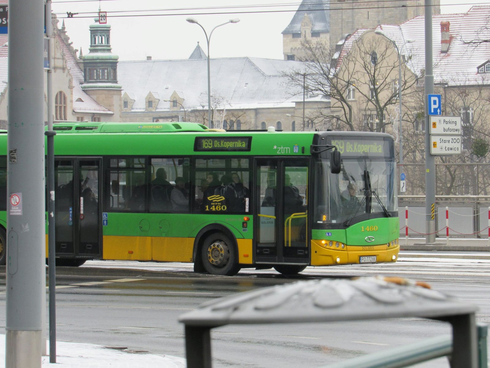 Zdjęcie pokazuje autobus miejski linii 169 - grafika rozmowy