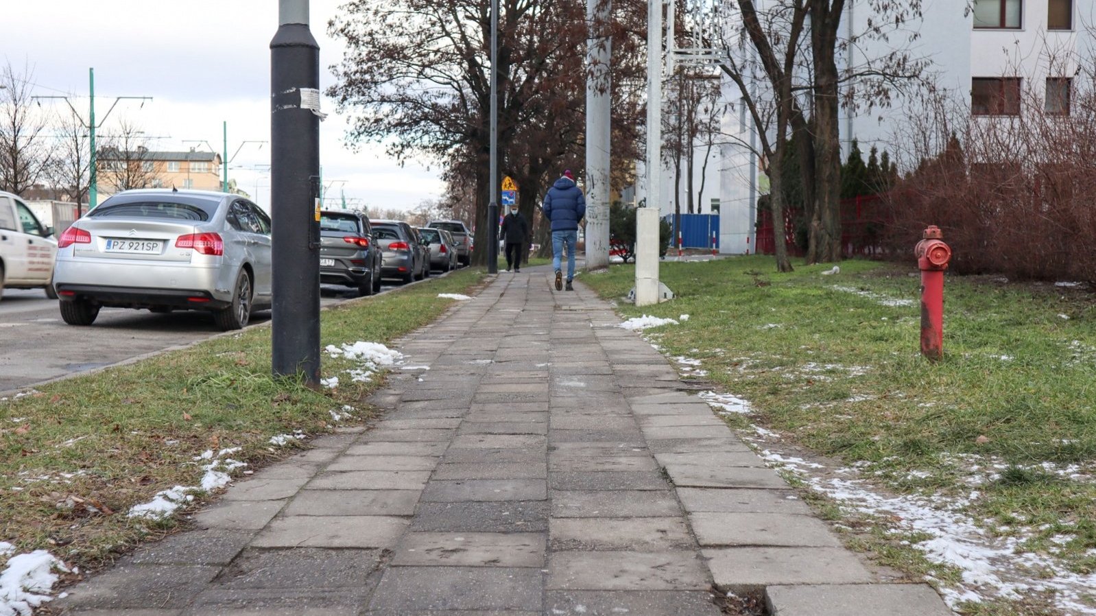 Galeria zdjęć pokazujących stan chodnika i drogi rowerowej przy ul. Grunwaldzkiej