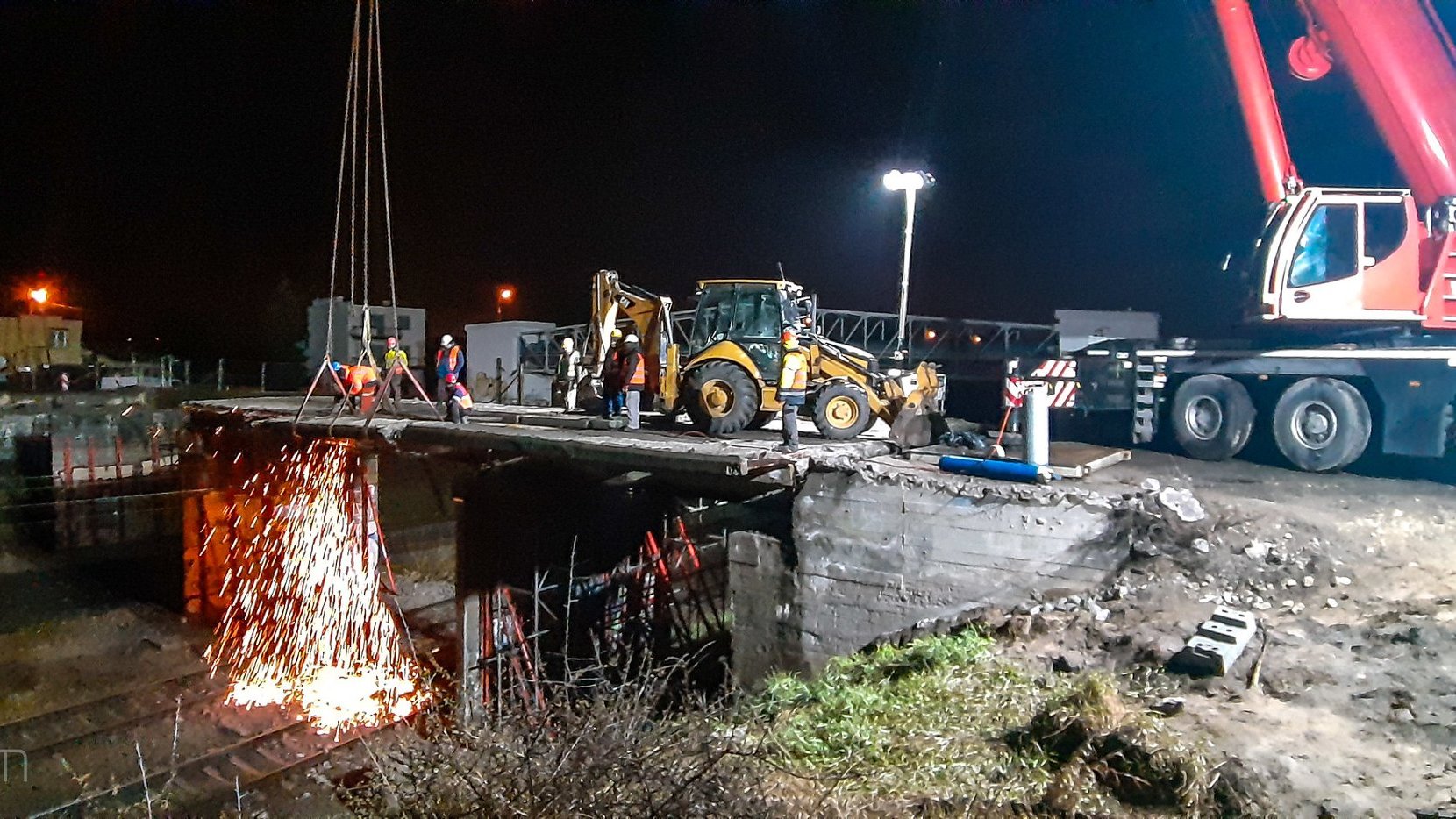 Galeria zdjęć pokazujących demontaż przęseł starego wiaduktu przy ul. Gołężyckiej