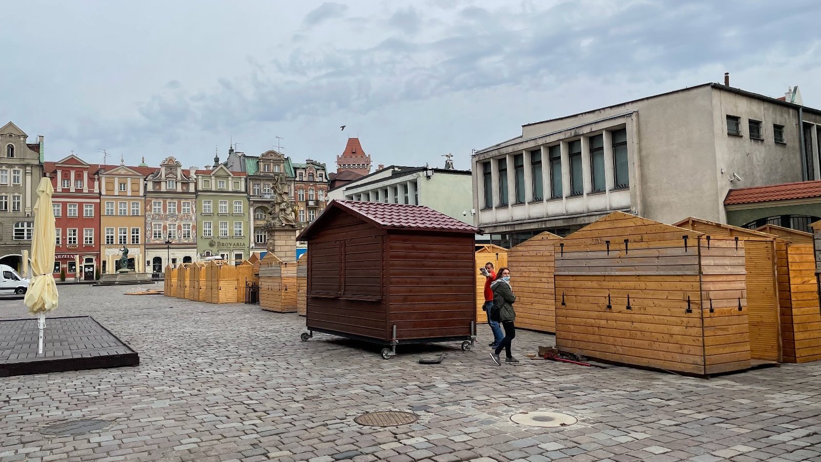 Galeria zdjęć przedstawia montaż drewnianych domków handlowych na Starym Rynku.