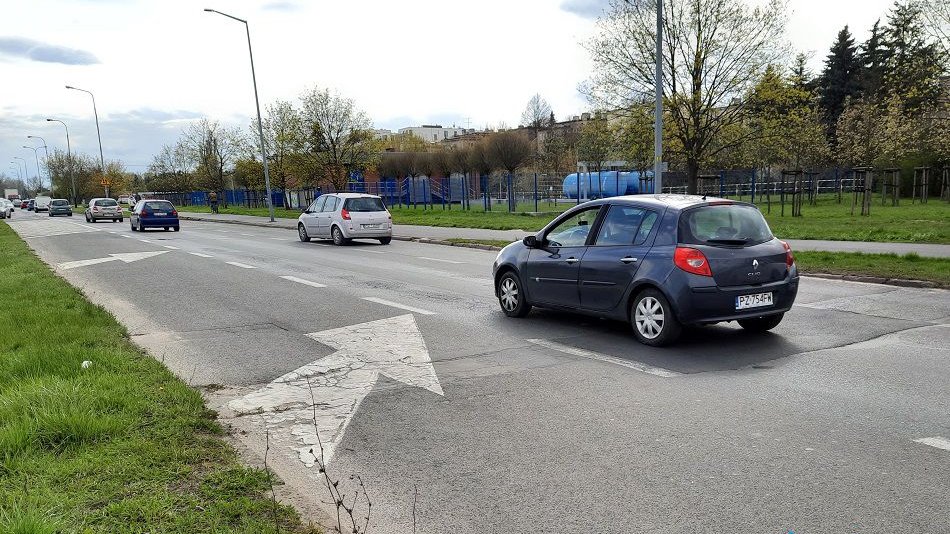 Samochody jadące ul. Dolna Wilda w stronę Dębca