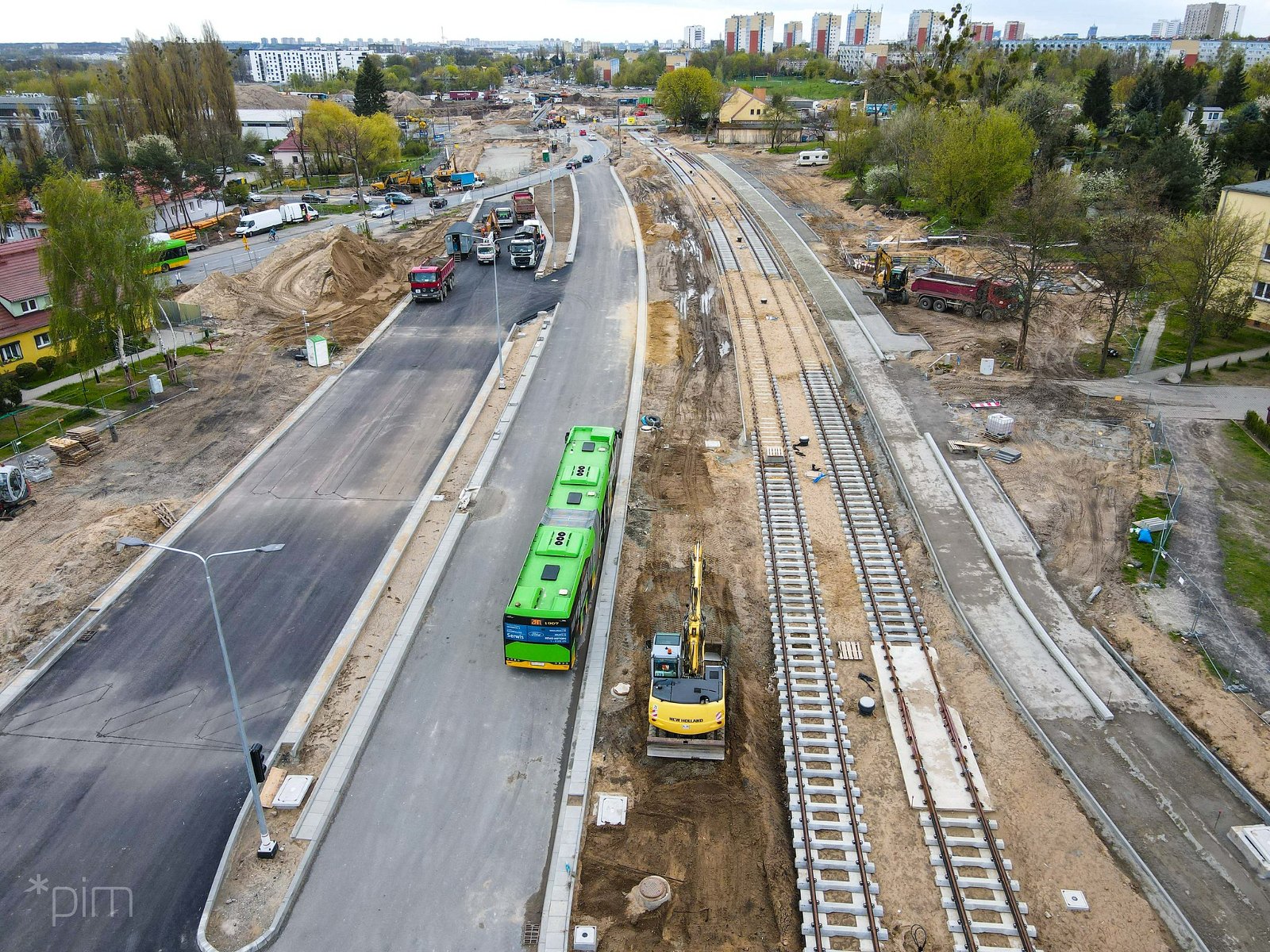 Galeria zdjęć z ul. Nowej Naramowickiej i próbnych przejazdów autobusów - grafika rozmowy