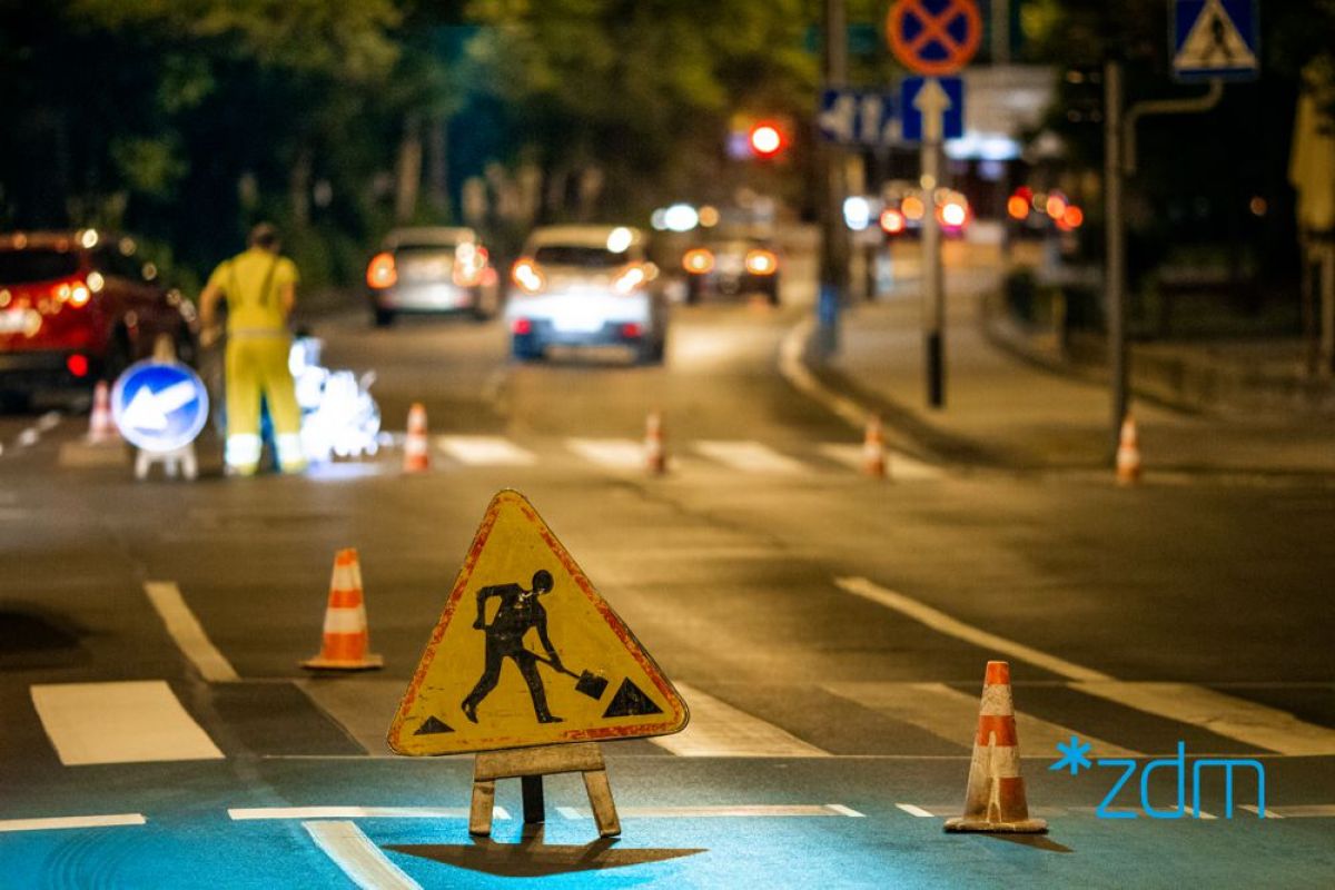 Zdjęcie pokazuje nocne malowanie na ulicy - grafika rozmowy