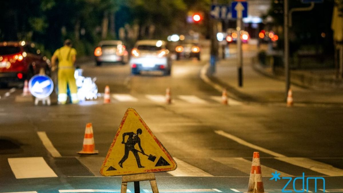 Zdjęcie pokazuje nocne malowanie na ulicy