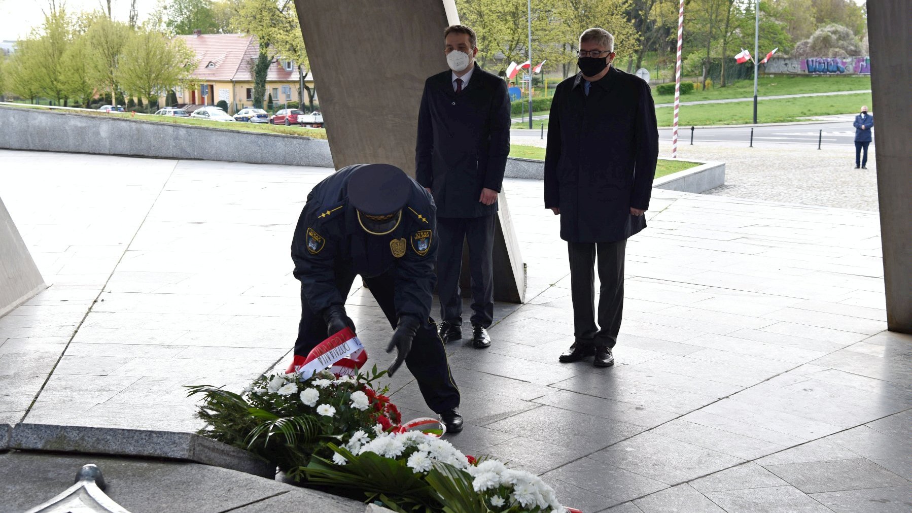 Galeria zdjęć przedstawia złożenie kwiatów pod pomnikiem Armii Poznań przez władze miasta.