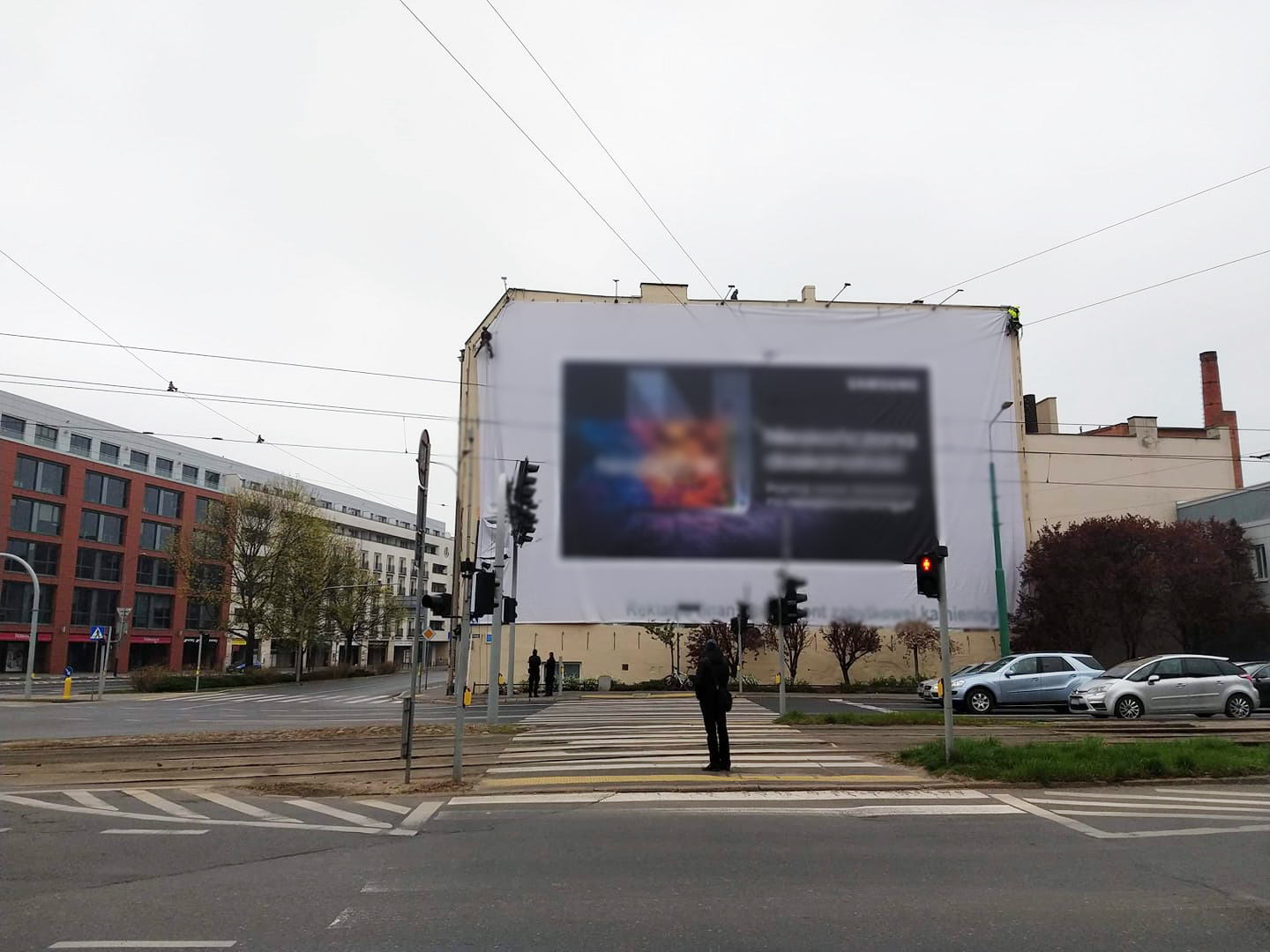 Galeria zdjęć przedstawia wielkoformatowe nieleglane reklamy zainstalowane na budynkach w centrum miasta. - grafika rozmowy