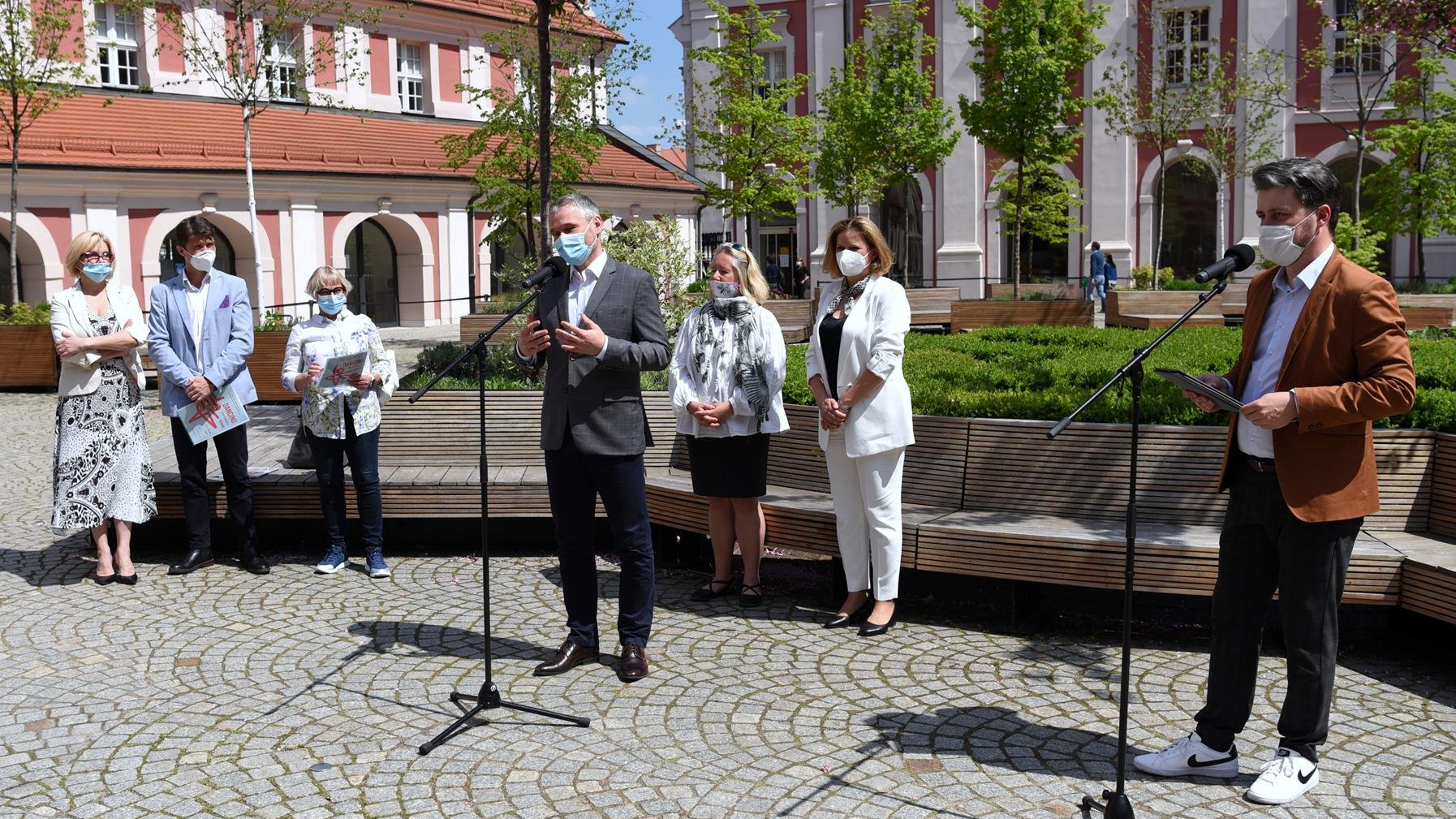 Zdjęcie z konferencji prasowej. W centrum, przy mikrofonie Jędrzej Solarski, wokół niego organizatorzy wydarzeń kulturalnych. Obok przy mikrofonie Marcin Kostaszuk