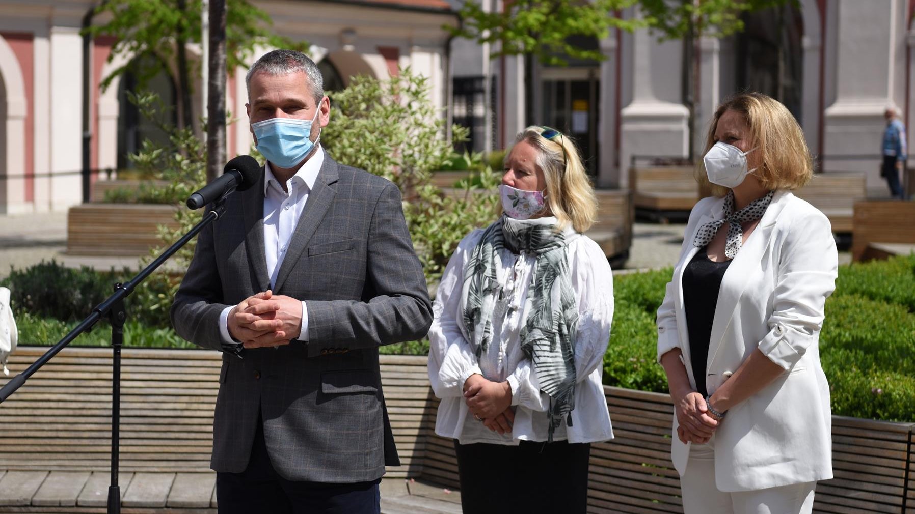 Zdjęcie z konferencji prasowej. Na pierwszym planie, przy mikrofonie stoi Jędrzej Solarski, zastępca prezydenta Poznania. Za nim członikinie rady osiedla i zarządu osiedla Strzeszyn