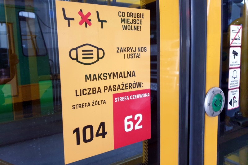 Naklejka na drzwiach pojazdu komunikacji publicznej informująca o limicie pasażerów - grafika rozmowy