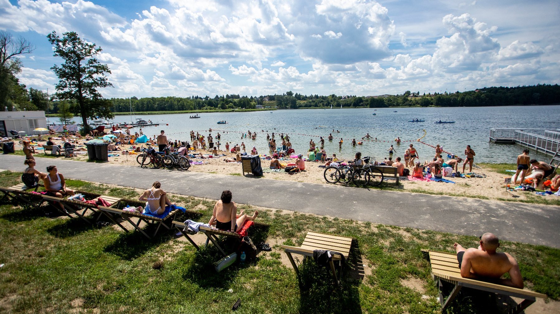 Zdjęcie przedstawia ludzi siedzących na plaży.