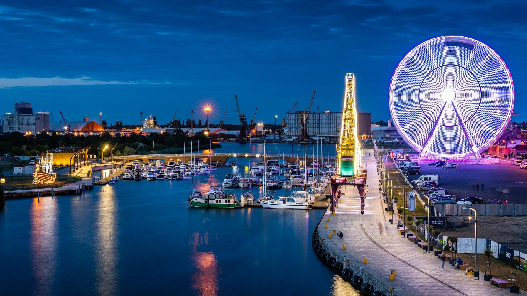 Na zdjęciu panorama Szczecina, żurawie