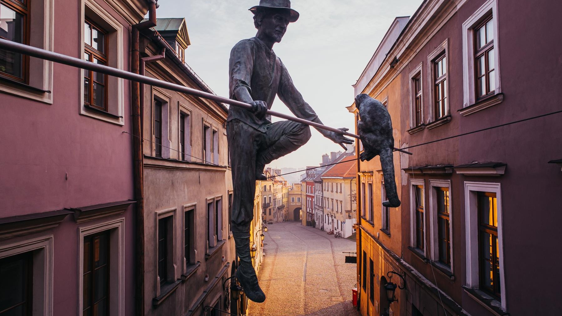 Na zdjęciu Lublin - figura linoskoczka, w tle perspektywa ulicy