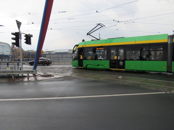 Zdjęcie pokazuje tramwaj skręcający z most Dworcowy - grafika rozmowy