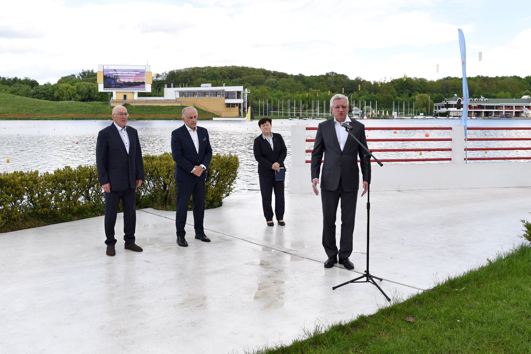 Galeria zdjęć przedstawia konferencję prasową dotyczącą Mistrzostwa Europy seniorów w kajakarstwie i parakajakarstwie. - grafika rozmowy