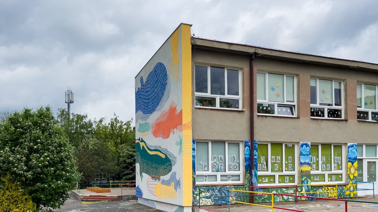 Galeria zdjęć przedstawia mural na ścianie Przedszkola nr 37 oraz prace nad tym dziełem artystycznym.