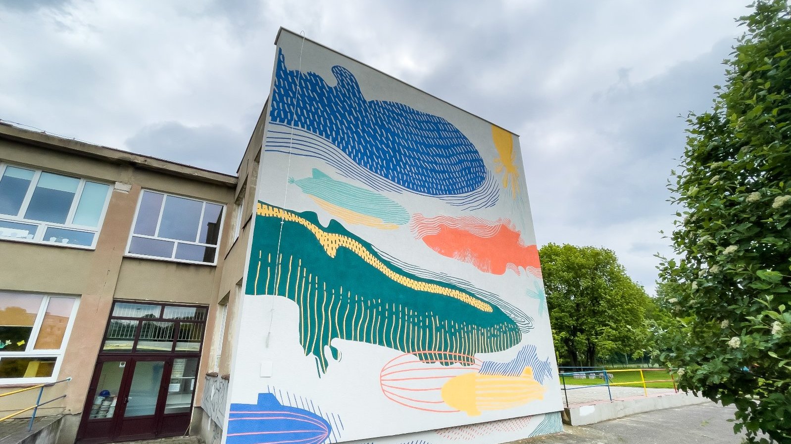 Galeria zdjęć przedstawia mural na ścianie Przedszkola nr 37 oraz prace nad tym dziełem artystycznym.