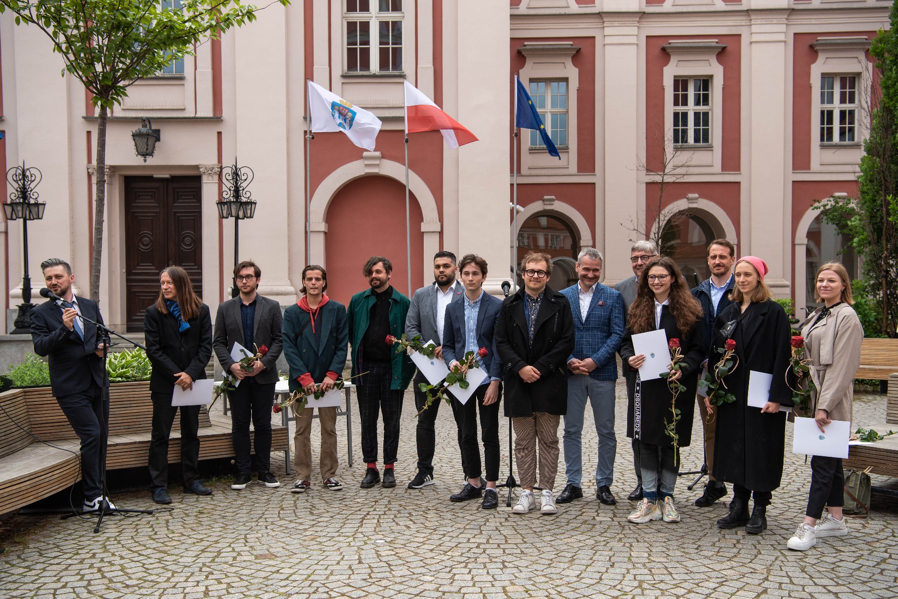 Zdjęcie grupowe wszystkich laureatów i laureatek. - grafika rozmowy