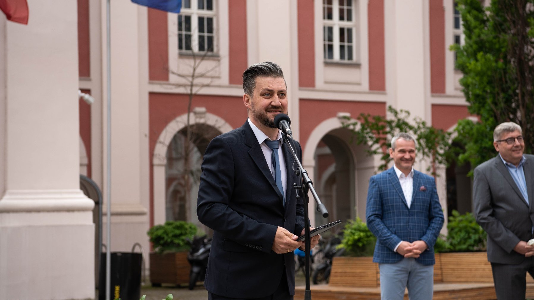 Galeria zdjęć z uroczystości wręczenia stypendiów - przy mikrofonie Marcin Kostaszuk, zastępca dyrektora Wydziału Kultury.