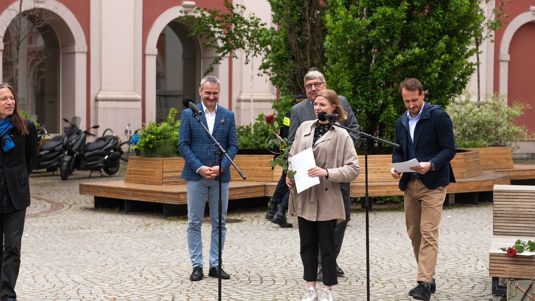 Galeria zdjęć z uroczystości wręczenia stypendiów - przemawia jedna z laureatek, obok stoją radni i wiceprezydent.