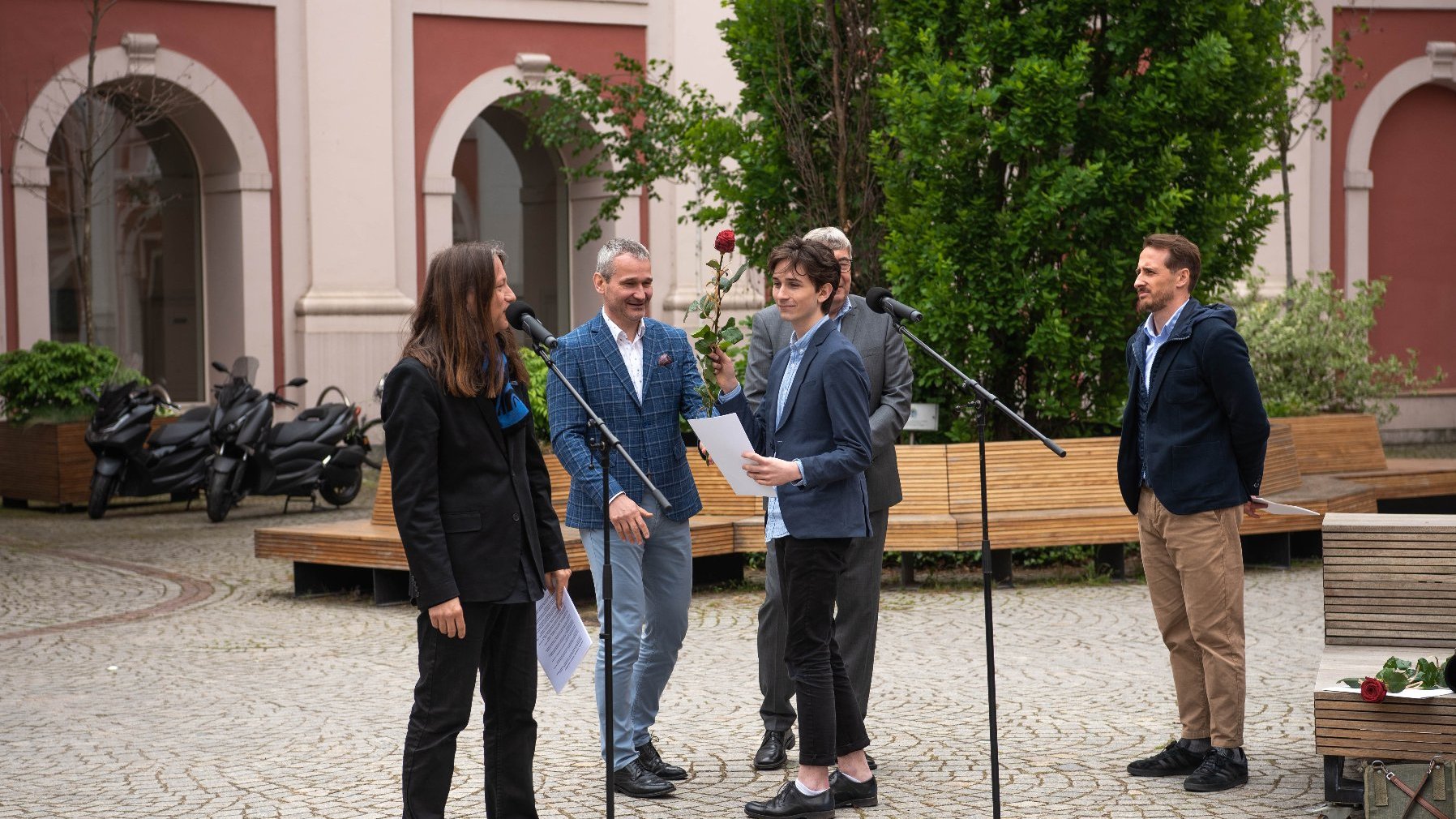 Galeria zdjęć z uroczystości wręczenia stypendiów - wiceprezydent wręcza nagrodę jednemu z laureatów, obok stoją radni i przewodniczący kapituły.