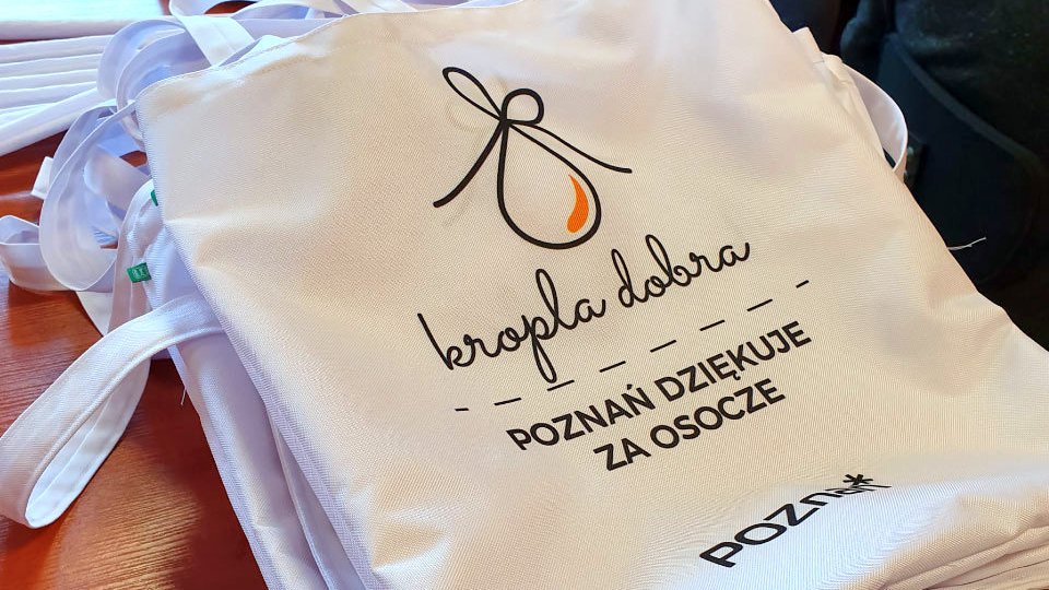 Na zdjęciu biała torba z logotypem akcji i napisem: kropla dobra, Poznań dziękuje za osocze - grafika rozmowy