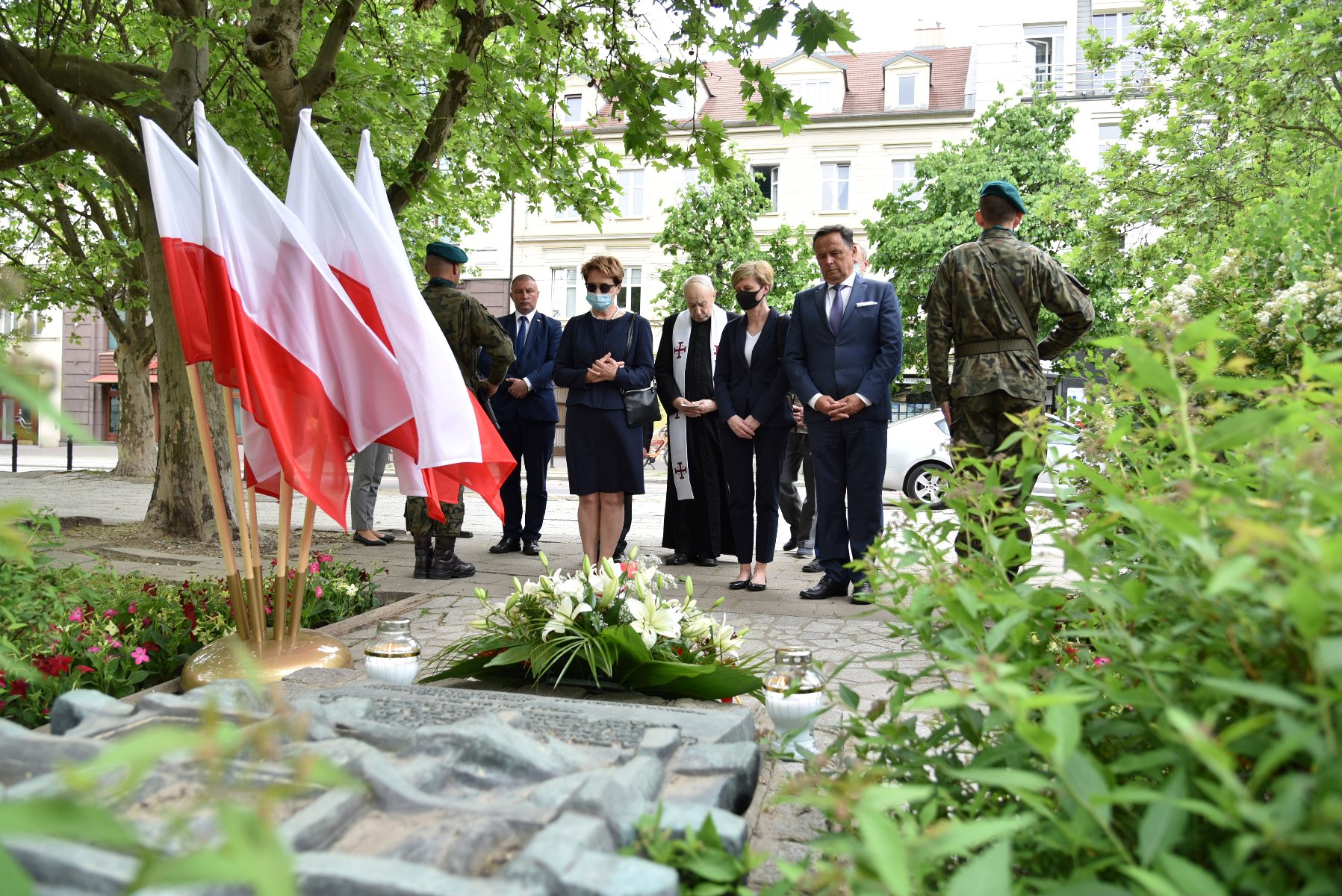 Galeria zdjęć przedstawia uroczystość z okazji Dnia Hołdu i Pamięci Ofiar Reżimu Komunistycznego. - grafika rozmowy