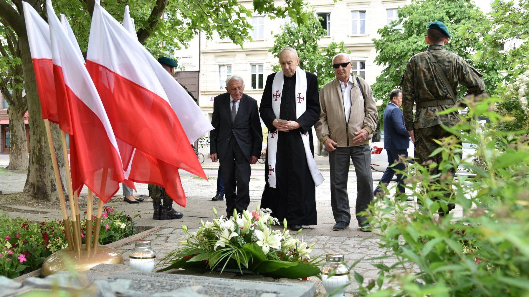 Galeria zdjęć przedstawia uroczystość z okazji Dnia Hołdu i Pamięci Ofiar Reżimu Komunistycznego.