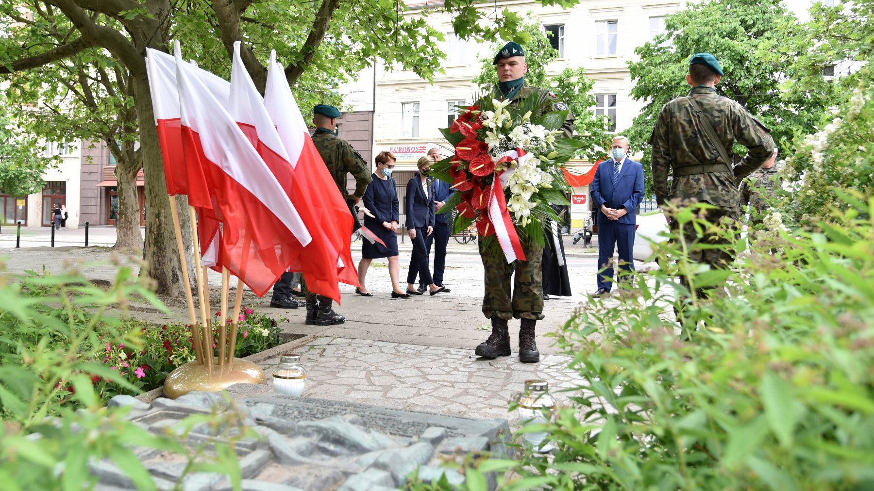 Galeria zdjęć przedstawia uroczystość z okazji Dnia Hołdu i Pamięci Ofiar Reżimu Komunistycznego.