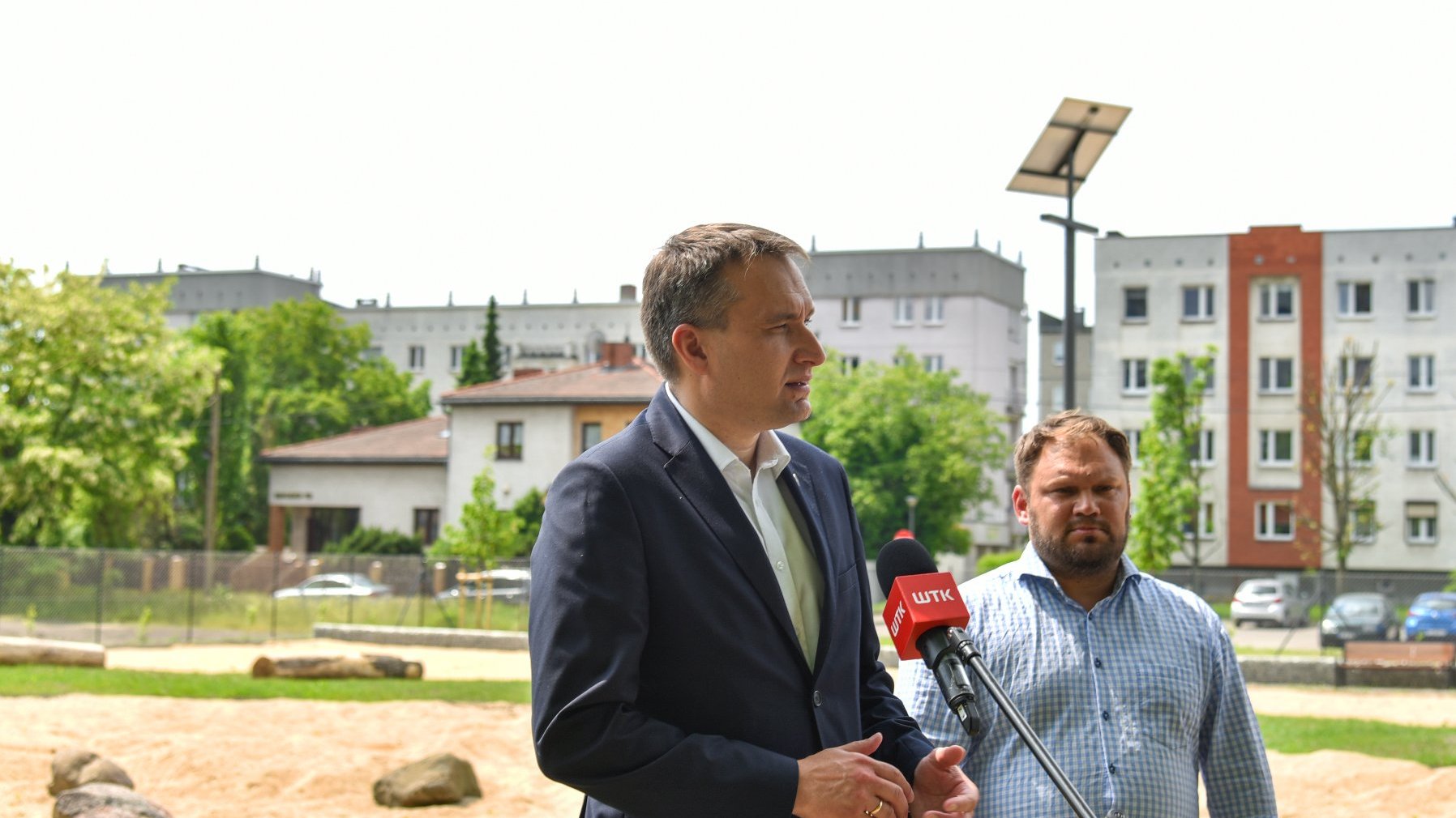 Zdjęcie przedstawia wiceprezydenta Mariusza Wiśniewskiego i radnego Stachowiaka.