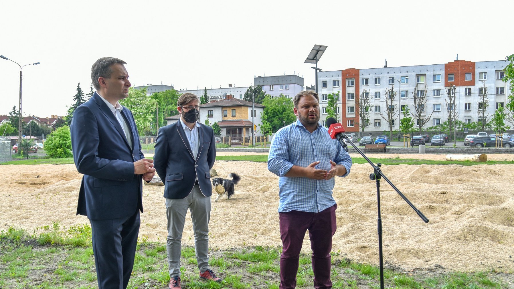 Zdjęcie przedstawia wiceprezydenta Wiśniewskiego, dyrektora Zarządu Zieleni Miejskiej i radnego Stachowiaka. W tle widać psa z frisby.