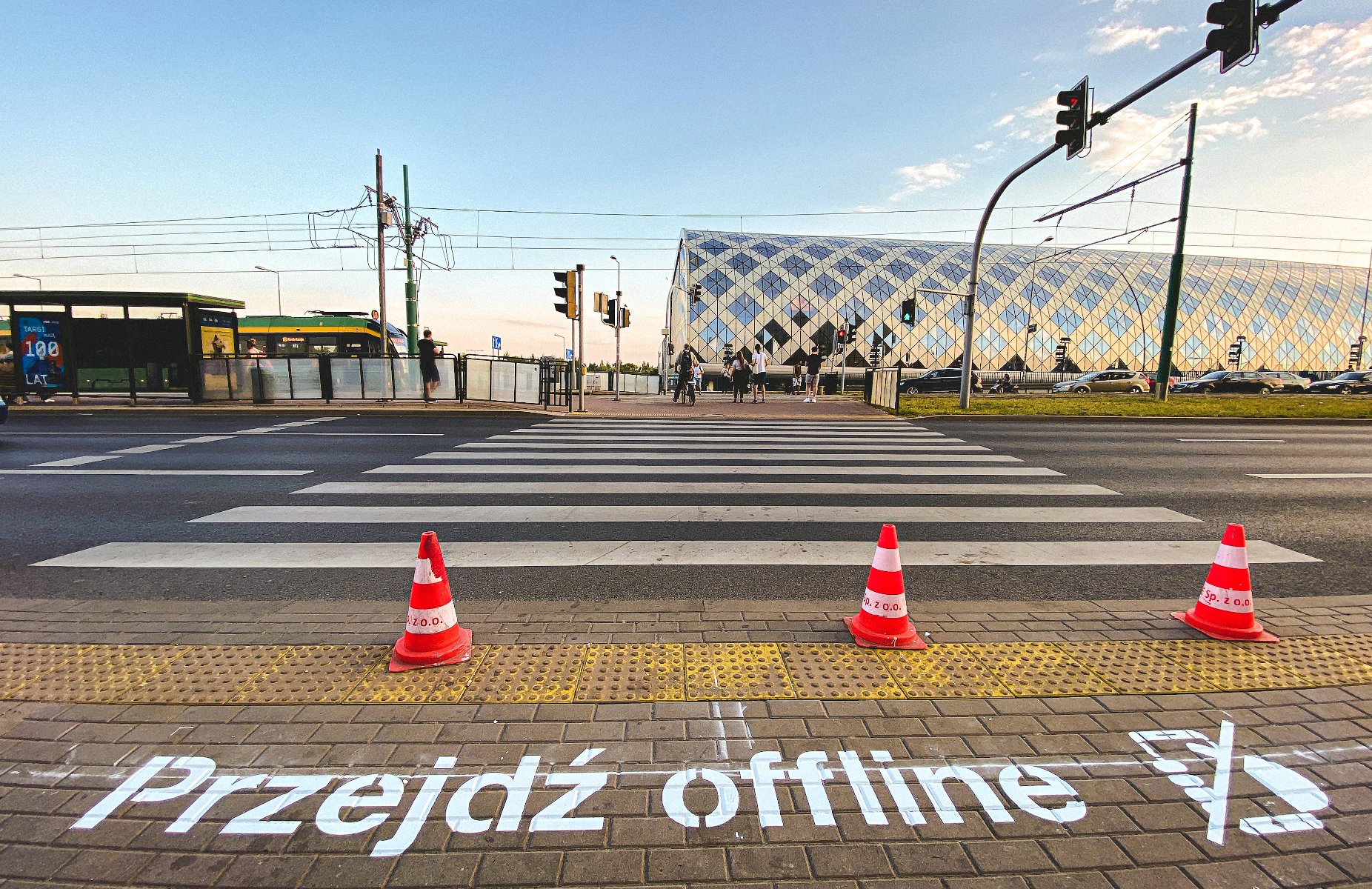 Galeria zdjęć z malowania napisów przed przejściem dla pieszych - grafika rozmowy