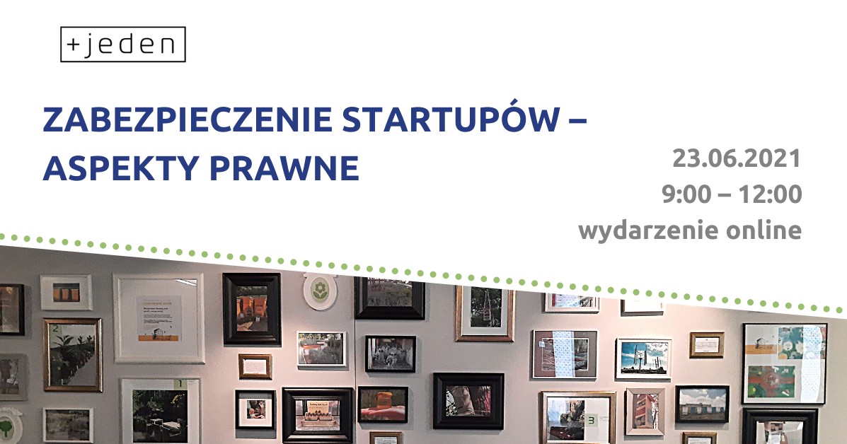 Grafka jest podzielona na dwie części. Pierwsza część to niebieski napis na białym tle: "Zabezpieczenie startupów - aspekty prawne" oraz szary napis "23.06.2021, 9:00-12:00 wydarzenie online". W lewym górym rogu widać logo +jeden. Dolna część grafiki to zdjęcie ściany, na której wiszą fotografie i dyplomy oprawione w ramki. - grafika rozmowy