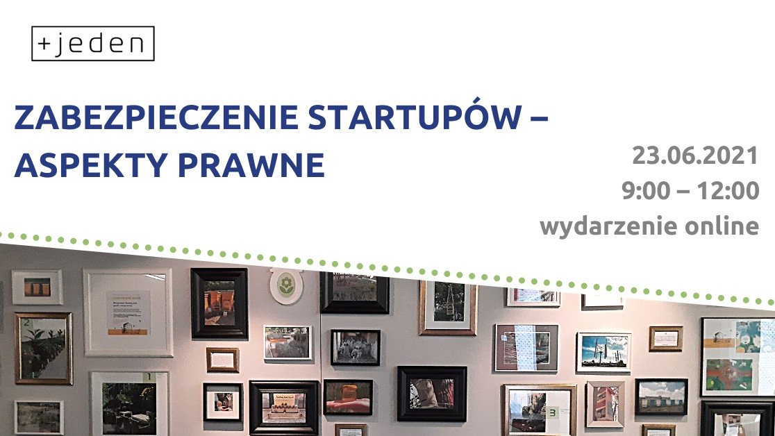 Grafka jest podzielona na dwie części. Pierwsza część to niebieski napis na białym tle: "Zabezpieczenie startupów - aspekty prawne" oraz szary napis "23.06.2021, 9:00-12:00 wydarzenie online". W lewym górym rogu widać logo +jeden. Dolna część grafiki to zdjęcie ściany, na której wiszą fotografie i dyplomy oprawione w ramki.