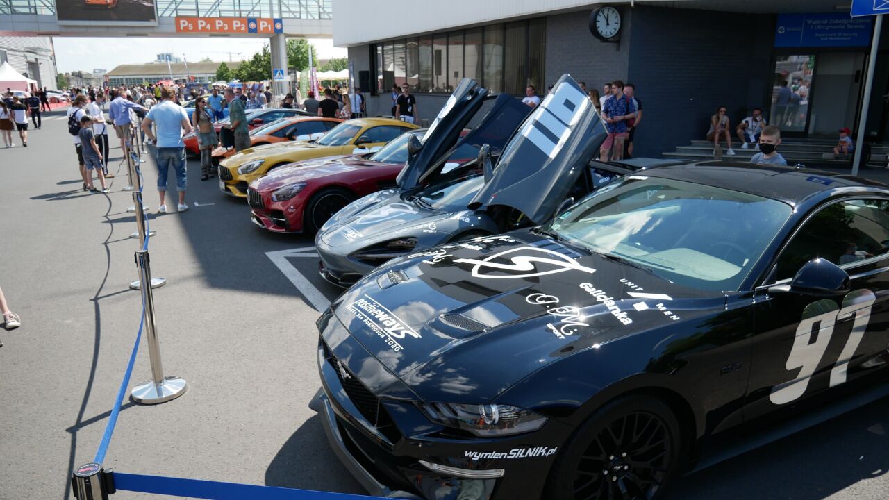 Galeria zdjęć przedstawia relację z zeszłorocznego Poznań Moto Fest. - grafika rozmowy