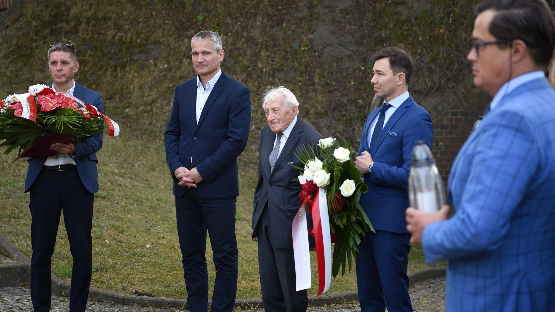 Galeria zdjęć przedstawia obchody Narodowego Dzień Pamięci Ofiar Niemieckich Nazistowskich Obozów Koncentracyjnych i Obozów Zagłady.