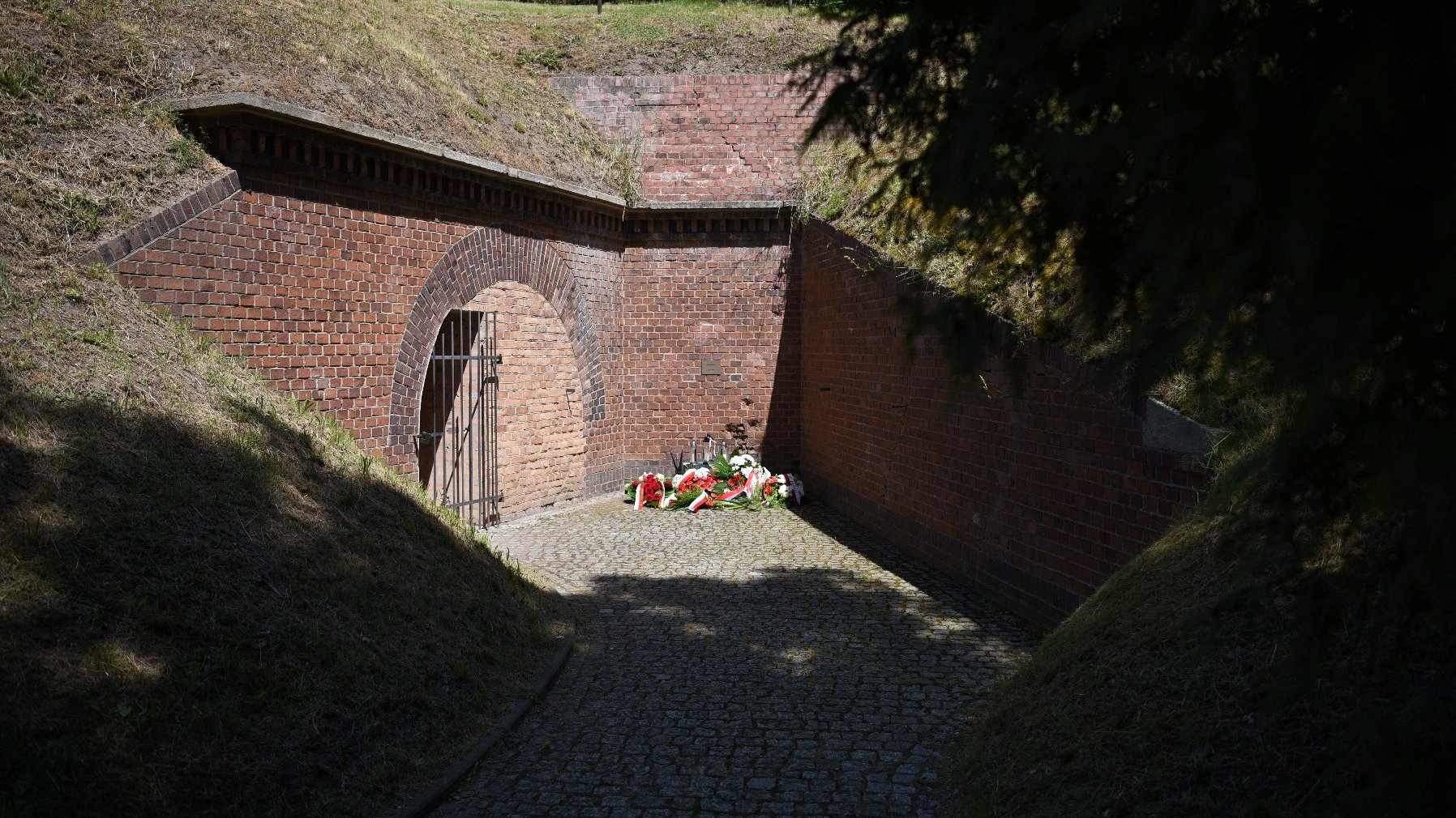 Galeria zdjęć przedstawia obchody Narodowego Dzień Pamięci Ofiar Niemieckich Nazistowskich Obozów Koncentracyjnych i Obozów Zagłady.