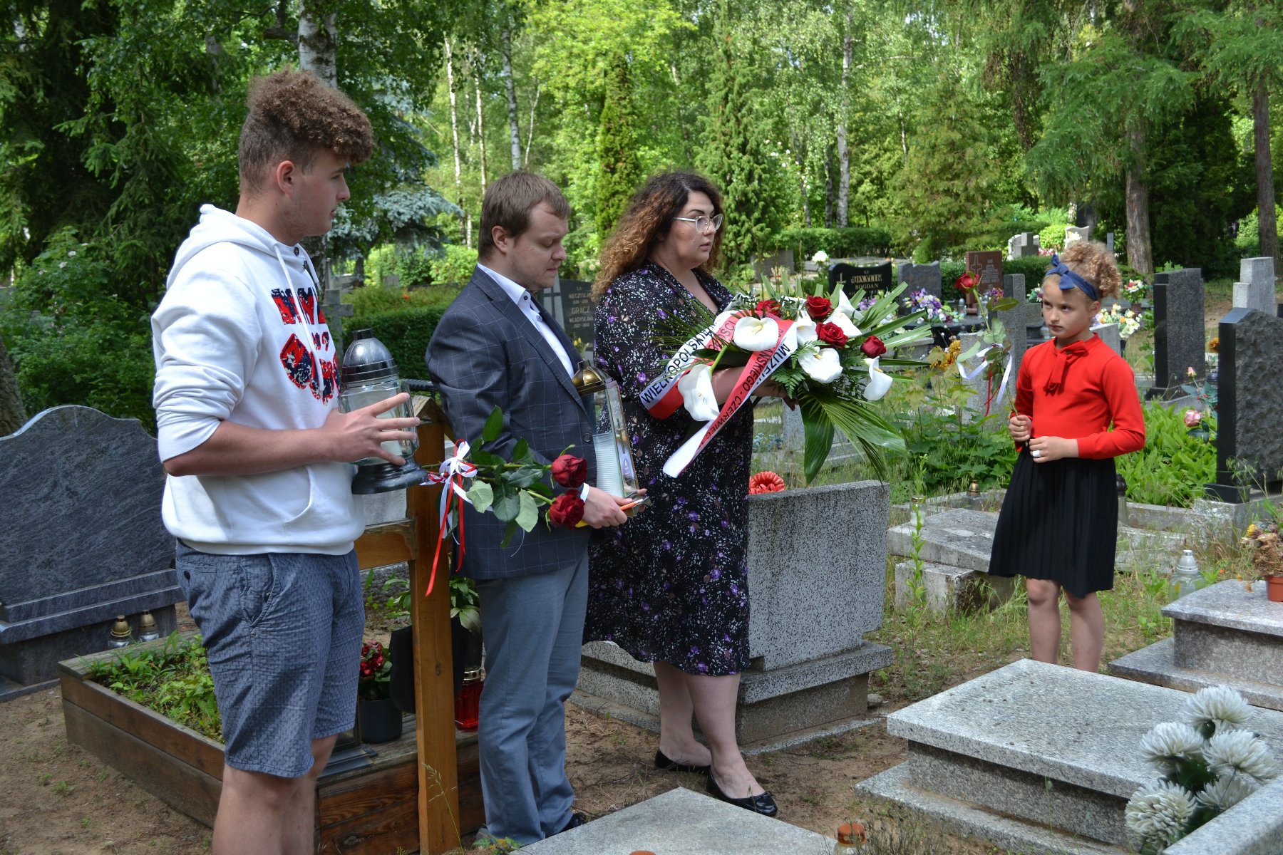 Galeria zdjęć przedstawia inaugurację akcji "Światełko dla Czerwca '56". - grafika rozmowy