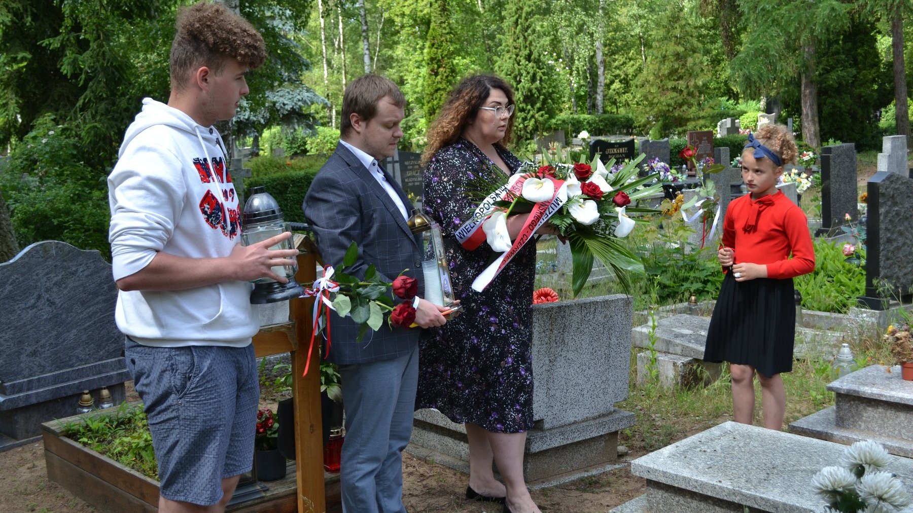 Galeria zdjęć przedstawia inaugurację akcji "Światełko dla Czerwca '56".