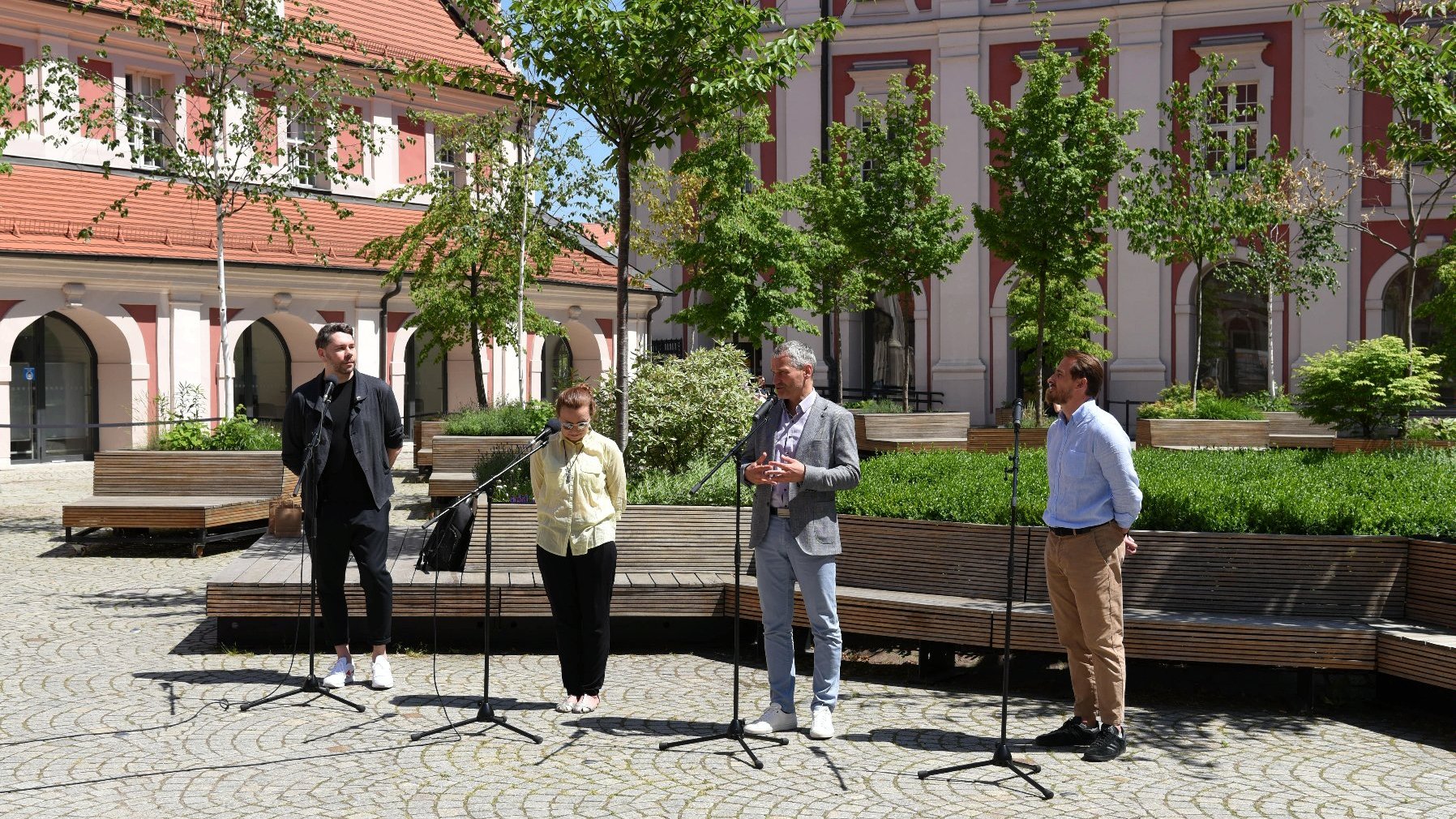 Konferencja prasowa na dziedzińcu urzędu miasta, podczas której przybliżono program tegorocznej edycji Lata z Estradą.