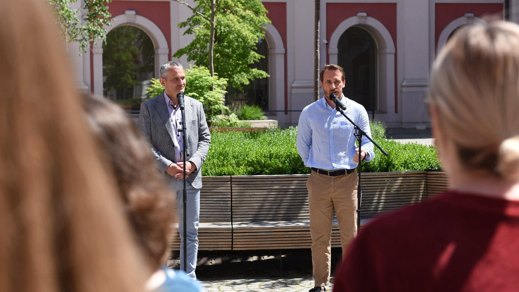 Konferencja prasowa na dziedzińcu urzędu miasta, podczas której przybliżono program tegorocznej edycji Lata z Estradą.