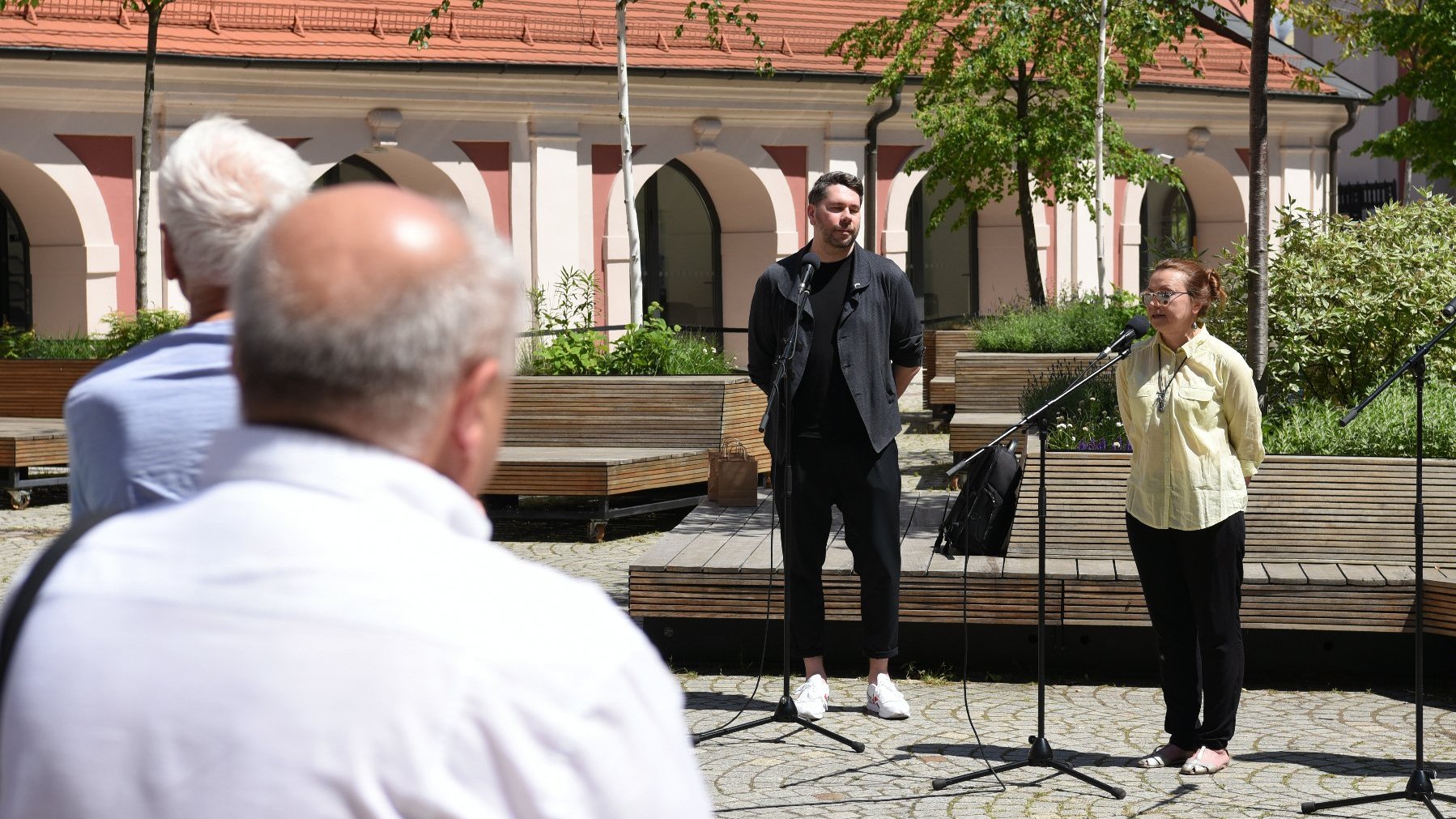 Konferencja prasowa na dziedzińcu urzędu miasta, podczas której przybliżono program tegorocznej edycji Lata z Estradą.