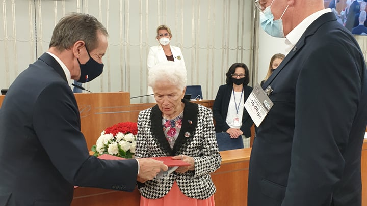 Na zdjęciu Tomasz Grodzki, Marszałek Senatu, wręcza uchwałę Aleksandrze Banasiak, obok Jacek Jaśkowiak, prezydent Poznania