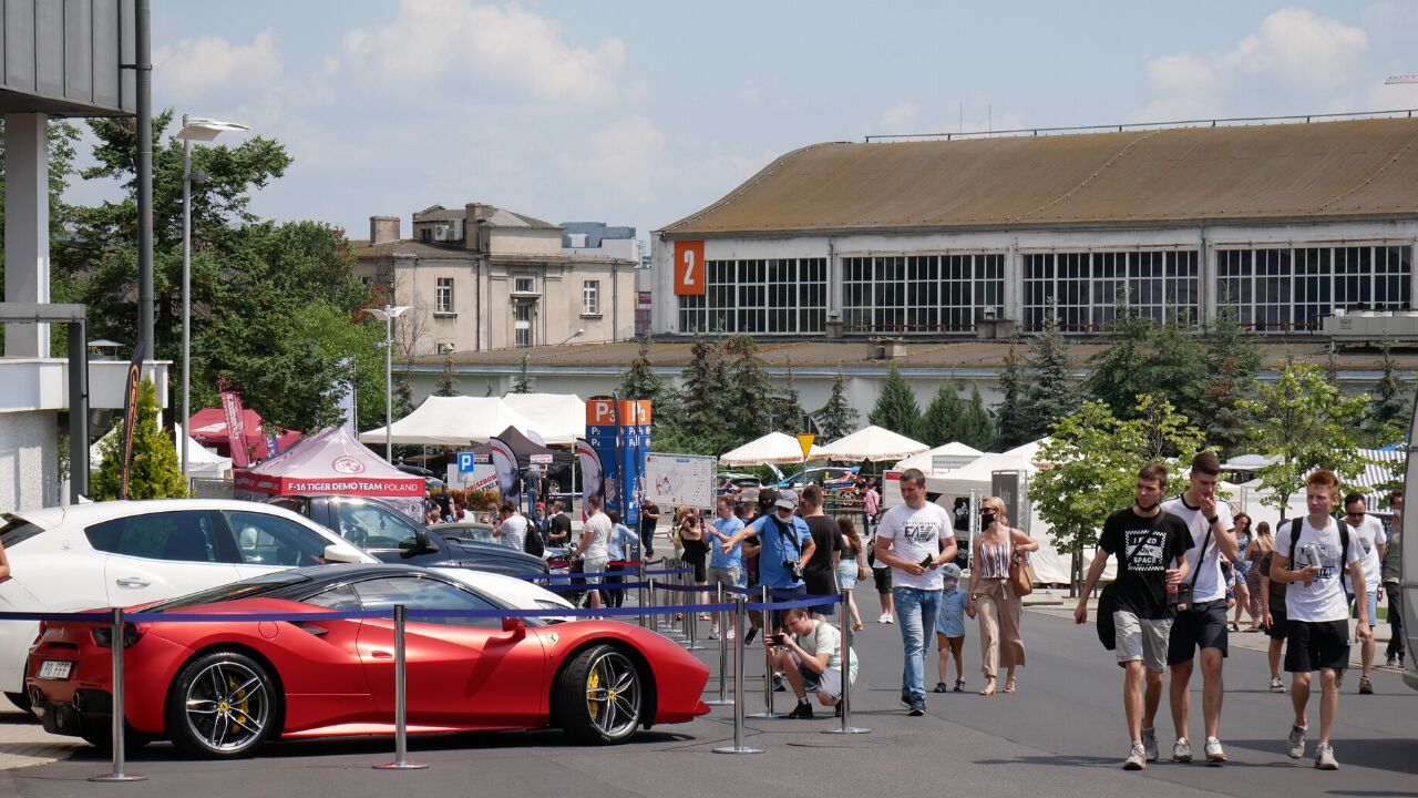 Galeria zdjęć przedstawia zeszłoroczną edycję Poznań Moto Fest. - grafika rozmowy