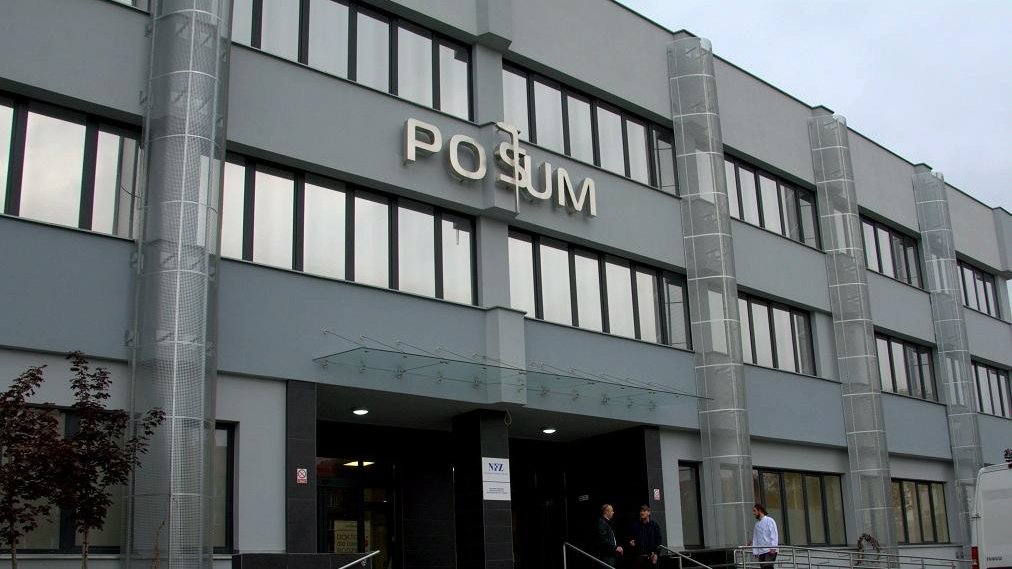 Zdjęcie przedstawia fasadę POSUM, w centrum główne wejście do budynku - grafika rozmowy