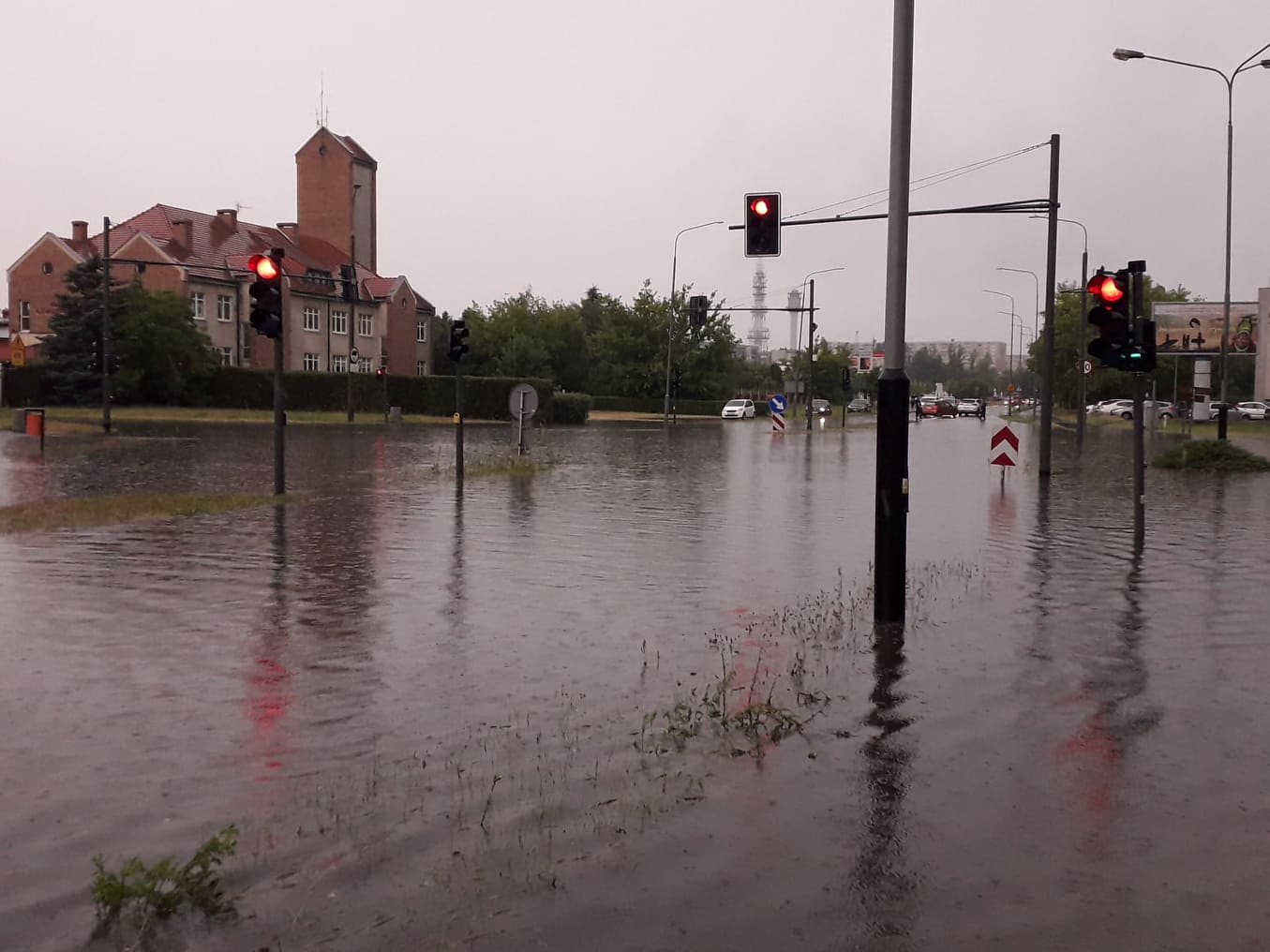 Na zdjęciu niemal całkowicie zalane wodą skrzyżowanie na Piatkowie - grafika rozmowy