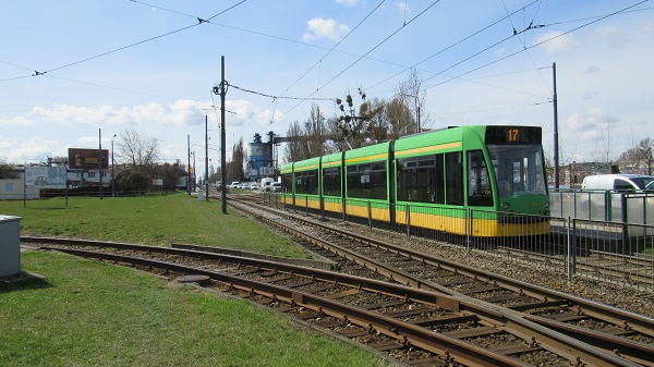 Tramwaj na wysokości pętli Starołęka Mała