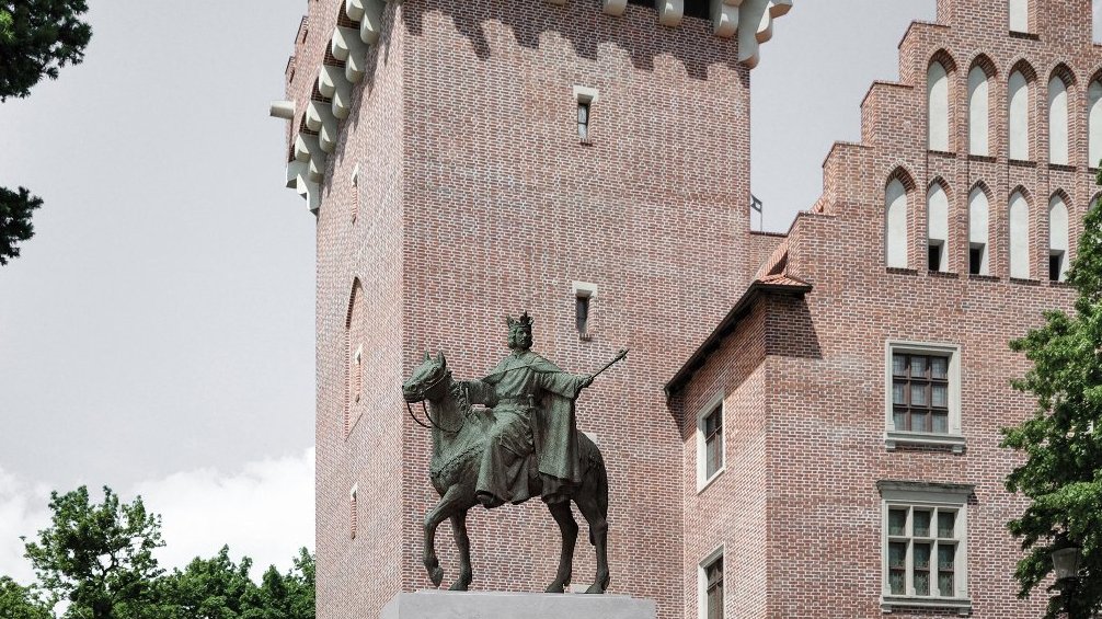 Galeria zdjęć przedstawia projekt pomnika autorstwa Stanisława Szwechowicza.