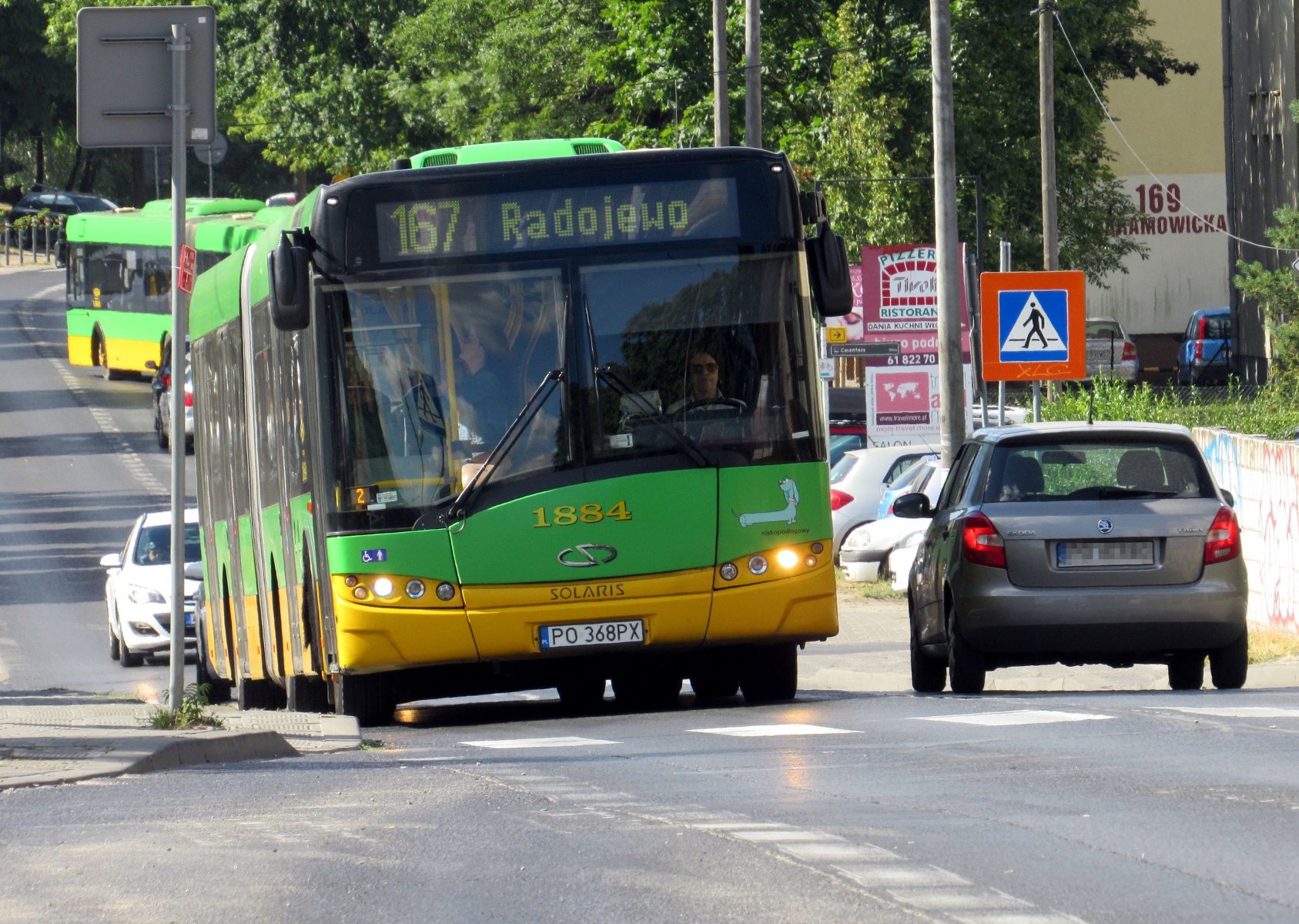 Zdjęcie przedstawia autobus linii nr 167 - grafika rozmowy