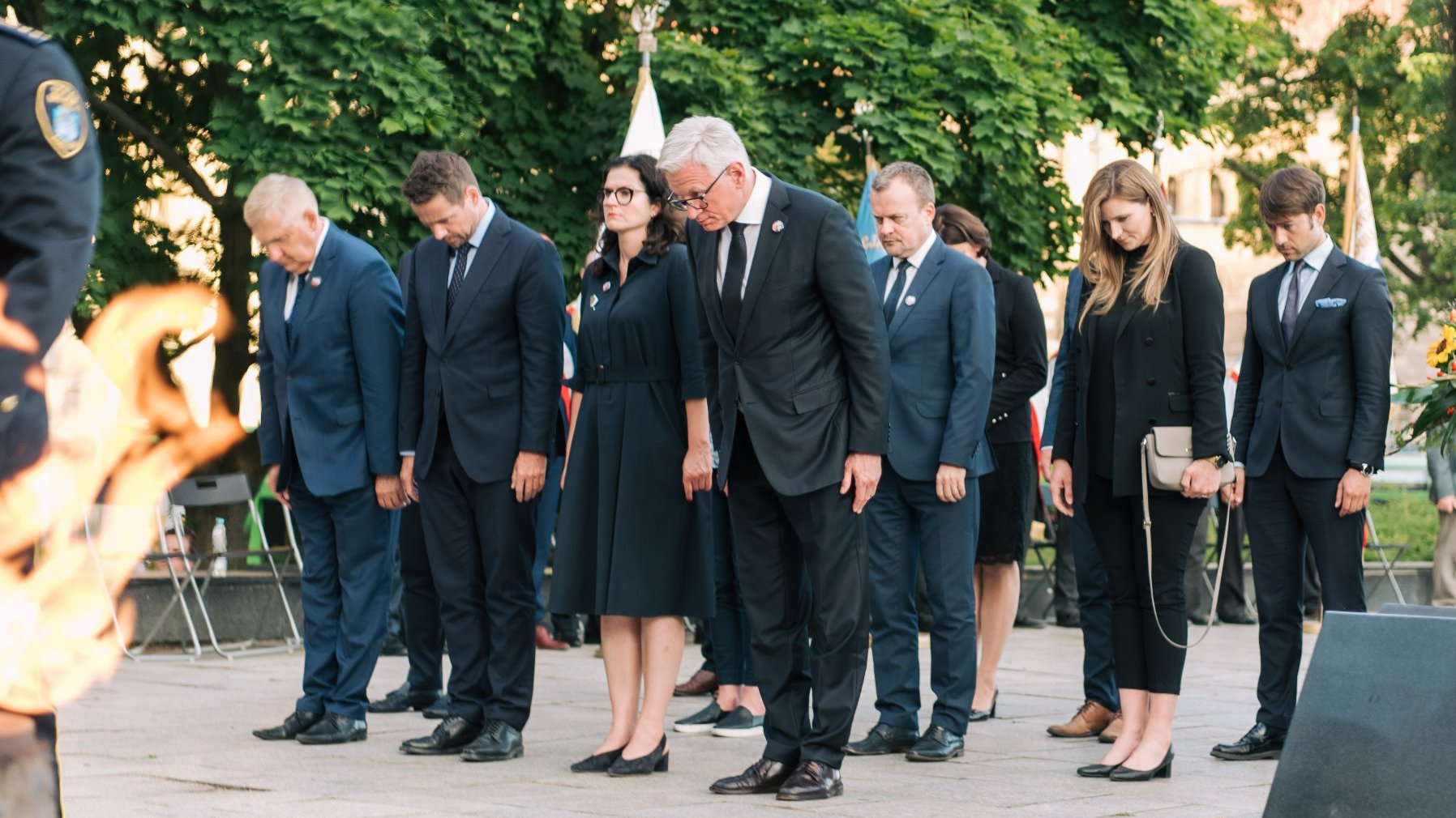 Na zdjęciu grupa samorządowców - wśród nich Jacek Jaśkowiak - w pokłonie przed Pomnikiem Poznańskiego Czerwca. Na pierwszym planie płomień znicza